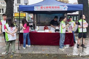 甜晕了！17恩德里克弹钢琴，女友一旁甜蜜喂食：啊~喂你